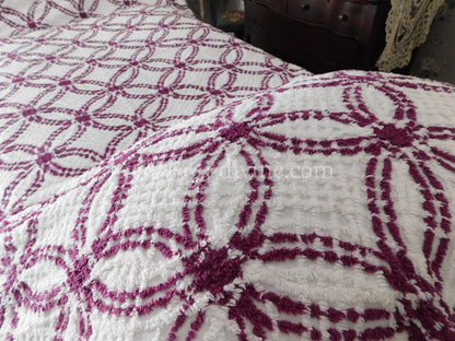 Gorgeous Vintage Chenille Bedspread, 1950s Wedding Ring Pattern in Mulberry & White, Full Sz