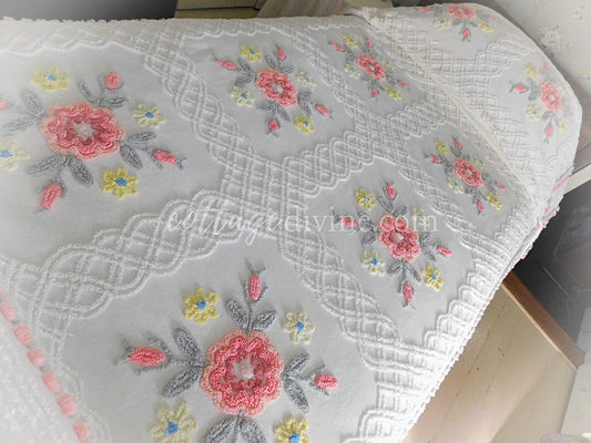 Prettiest Quilt Style Vintage Chenille Bedspread ~ TWIN Size Coverlet with Fringe Edge, Cabin Crafts Design in Autumn Colors