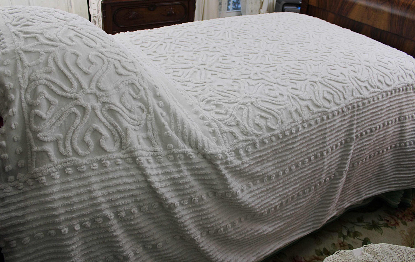 Heavenly White Vintage Chenille Bedspread in Elegant Scroll Design, Full Bed Size, 100% Summer Weight Cotton Farmhouse Style Bedding