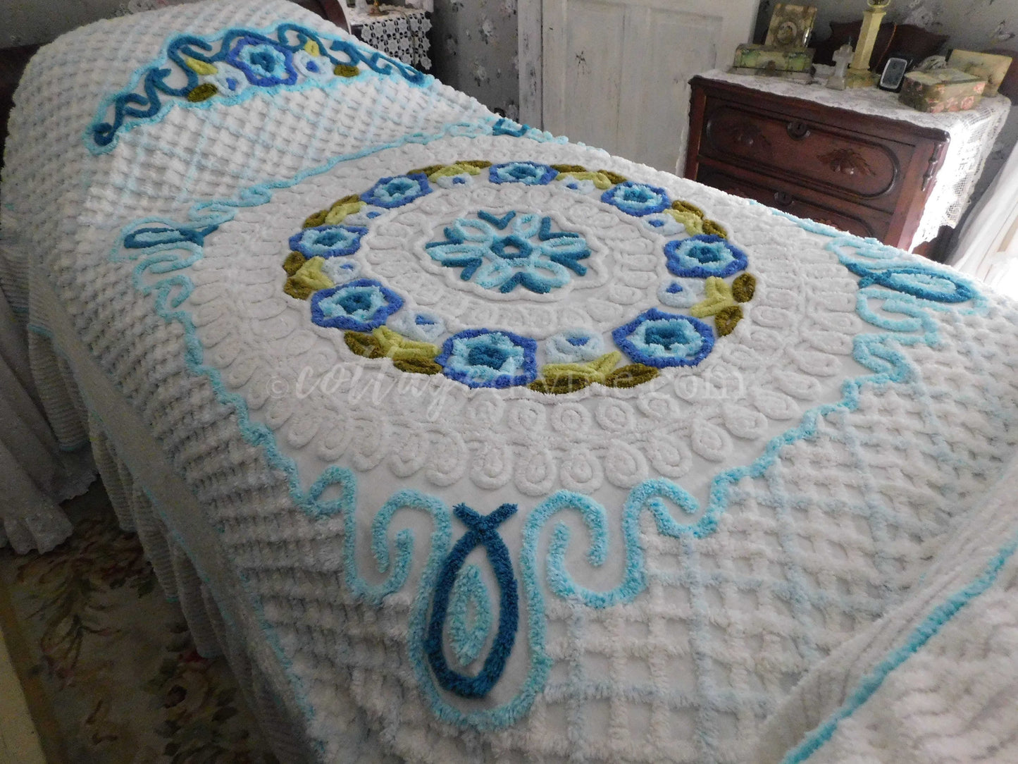 Vintage Floral Chenille Bedspread - Soft Textured Full Size Cotton Bedding in Boxed, Fitted Design - Cottage Style Shabby Chic Decor