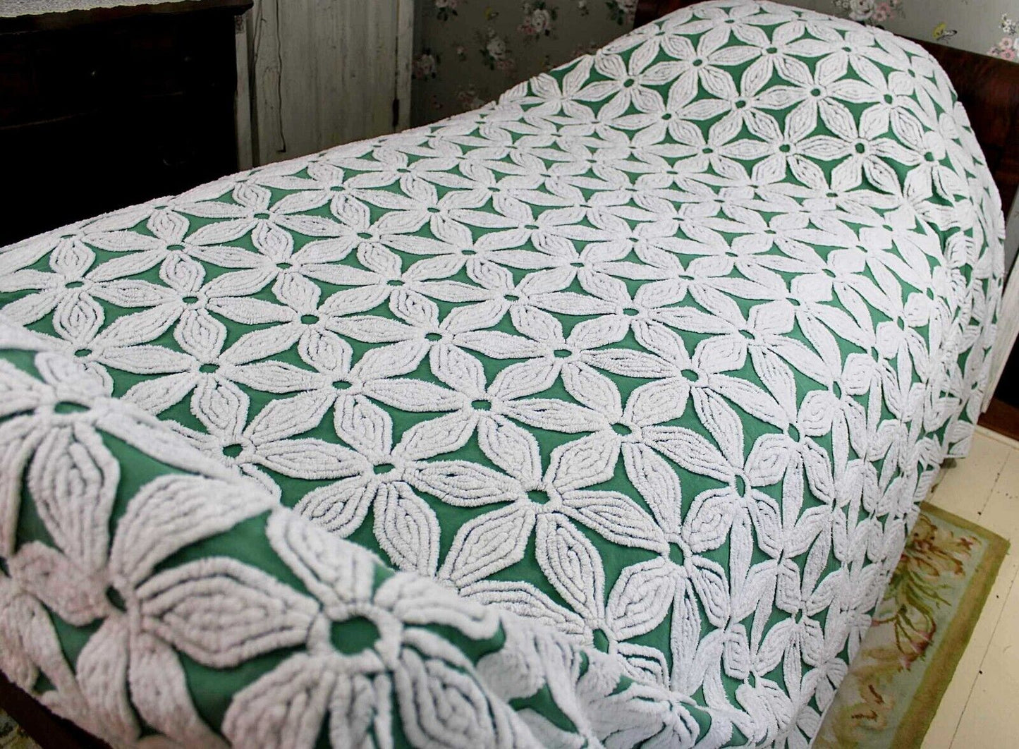 Giant White Daisy Vintage Green Chenille Bedspread Plush Tufted Daisies, Full Size
