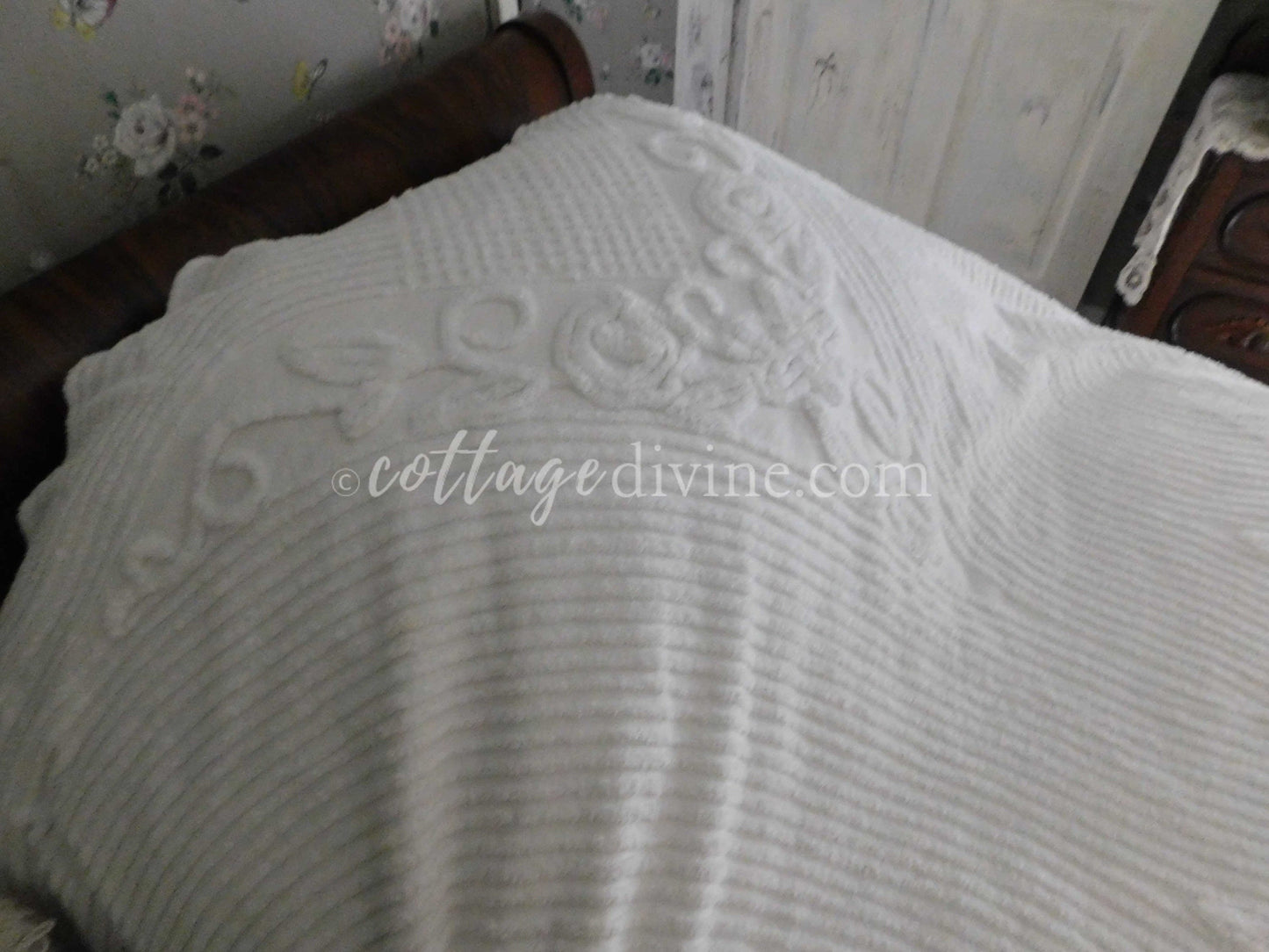Coastal Seaside Cottage Style 1950s Classic White Vintage Chenille Bedspread, Full Size