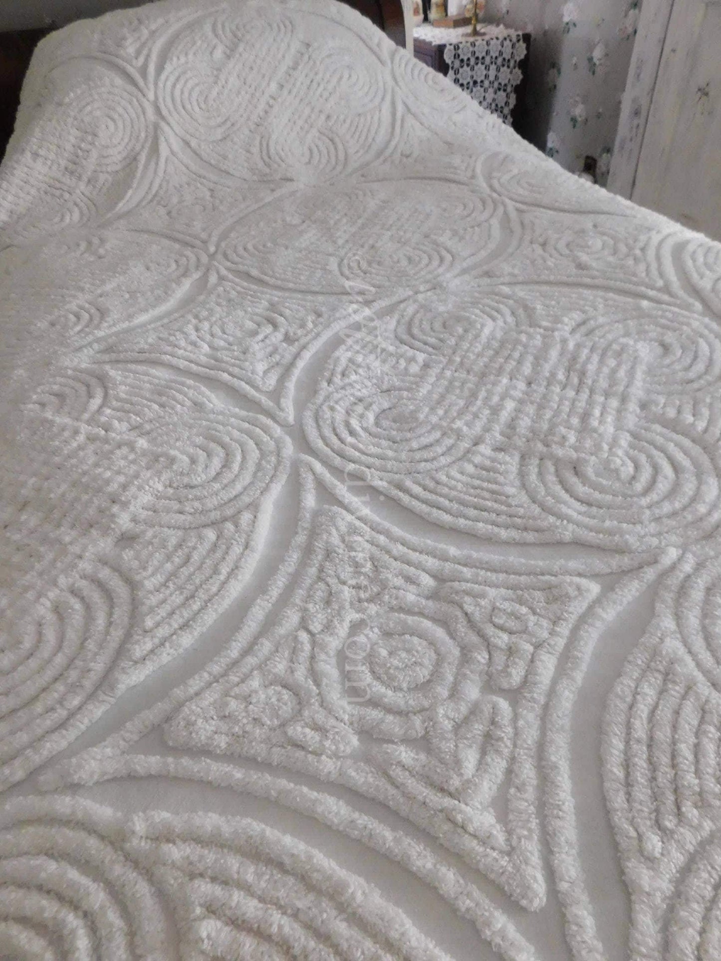Vibrant White Luxury Swirl Tuft Vintage Chenille Bedspread, Full, Plush Cotton