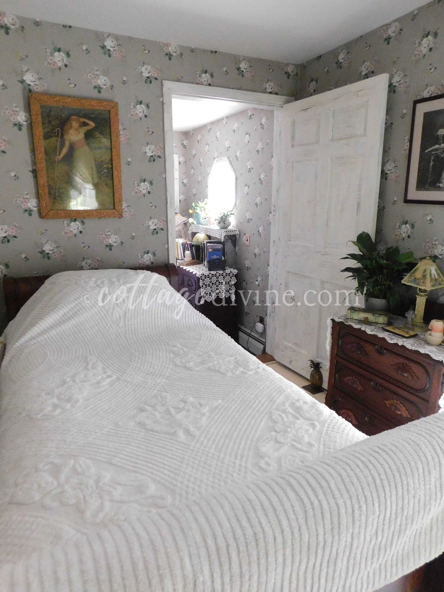 Coastal Seaside Cottage Style 1950s Classic White Vintage Chenille Bedspread, Full Size