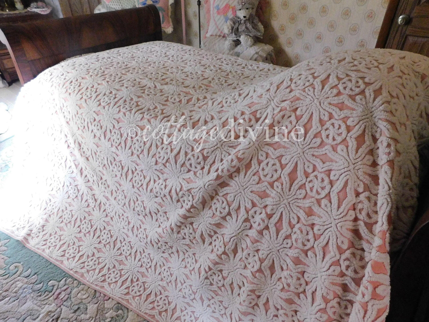 Nostalgic Vintage Chenille Bedspread Pinwheel Rose Snowflake Pattern by Hofmann Textiles, Full Size Bedding