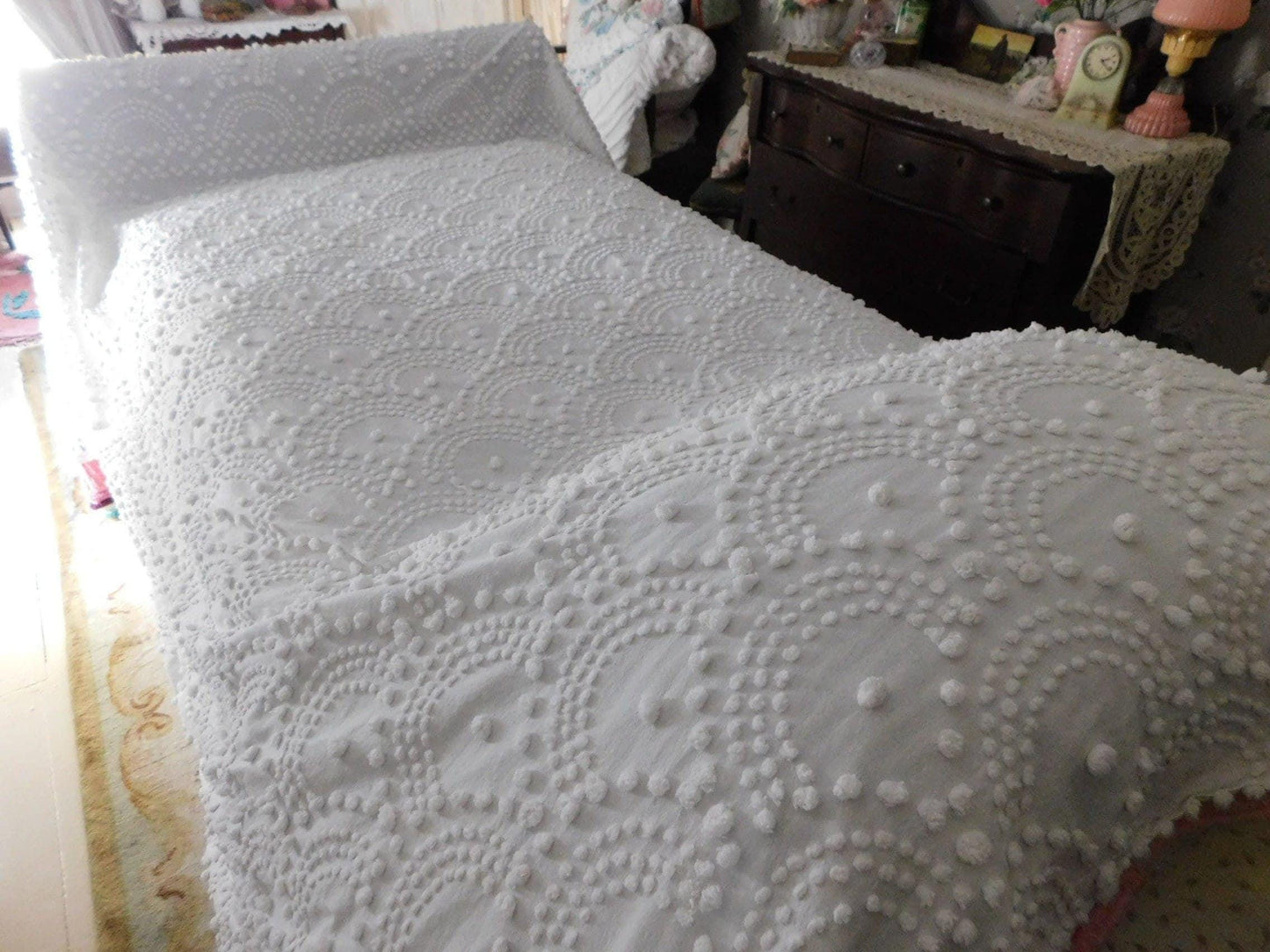 Farmhouse B&B Style Vintage Chenille Bedspread, Antique Handtufted Waterfall Cascade Pops, Full Size White Spread with Fringe