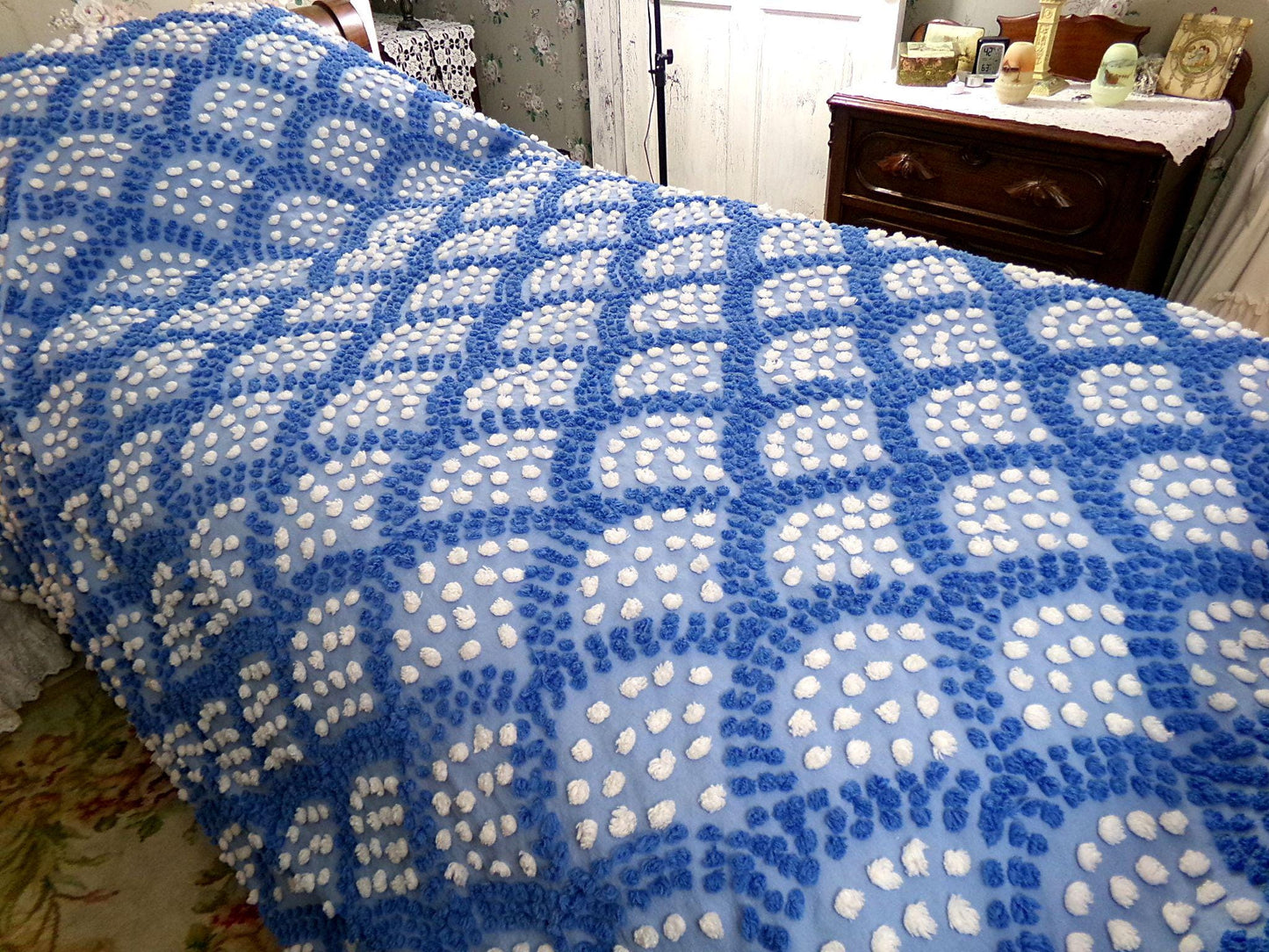 lakeside cottage vintage chenille bedspread, handmade blue & white shell pop scallop design, full size antique cotton bedding pom pom trim