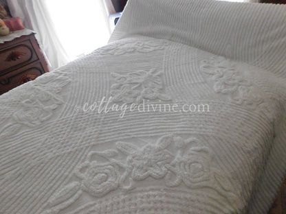 Coastal Seaside Cottage Style 1950s Classic White Vintage Chenille Bedspread, Full Size
