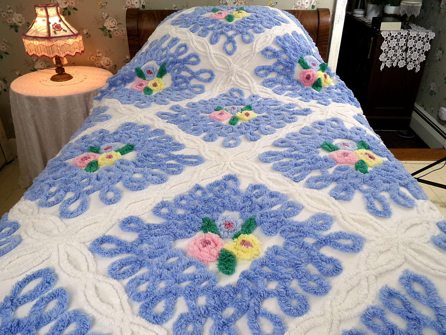 impossibly gorgeous vintage chenille bedspread, sculpted heavy luxury tuft wedding cake floral design w/ fringe, full size cottage bedding