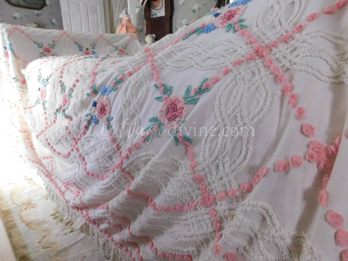 Romantic Cottage Style Chenille Bedspread PINK Rose Daisy Vintage Cabin Crafts Design, Full Size, Lovely Fringe