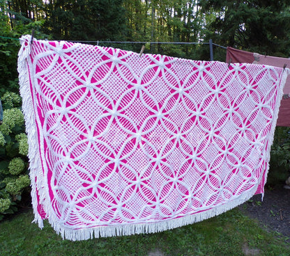 feisty fairy pink fluffy vintage chenille bedspread with white wedding rings & accent fringe, soft cotton full size bedding