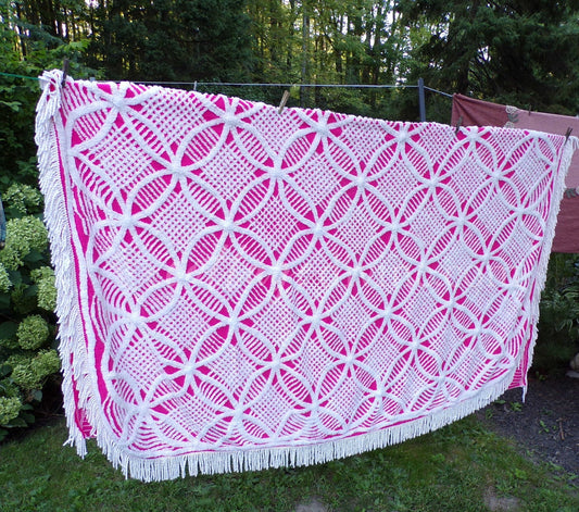 feisty fairy pink fluffy vintage chenille bedspread with white wedding rings & accent fringe, soft cotton full size bedding