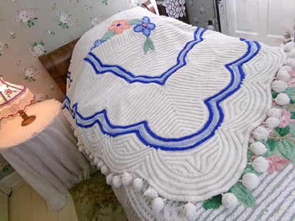 wonderfully plush white chenille bedspread in cozy arched floral design, cute pom pom trim, full size vintage cottage style bedding