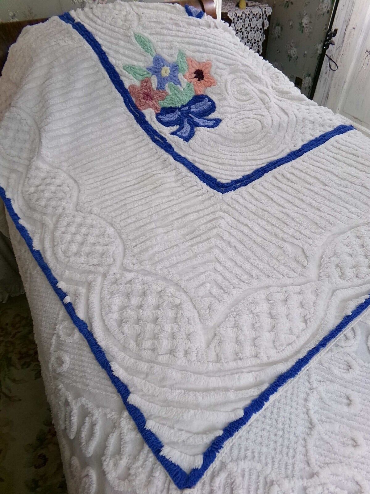 Charming Vintage Chenille Bedspread Plush Bow Flower Bouquets, Twin Size Bedding
