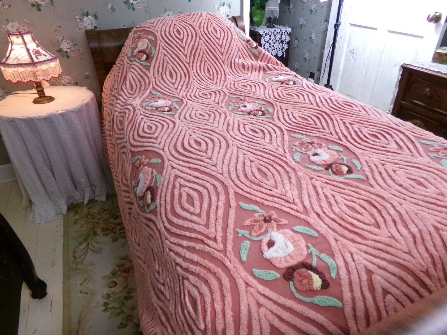 swirl roses luxury Vintage full size chenille bedspread, gorgeous ellipse florals