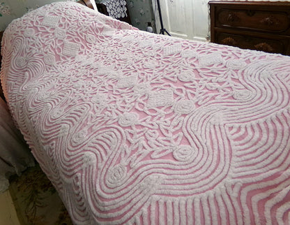 shabby pink fantasy cottage chenille bedspread, vintage white rose tufted full size cotton bedding
