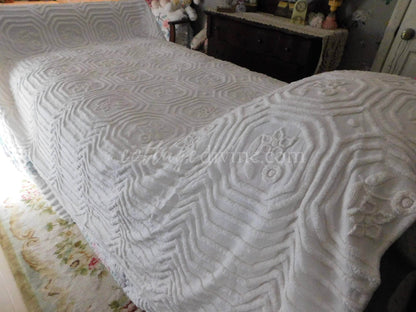 Farmhouse Style White Vintage Chenille Bedspread, Twin Size Cottage Chic Cotton Bedding with tufted florals