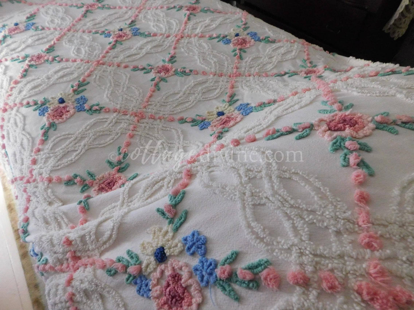 Romantic Cottage Style Chenille Bedspread PINK Rose Daisy Vintage Cabin Crafts Design, Full Size, Lovely Fringe