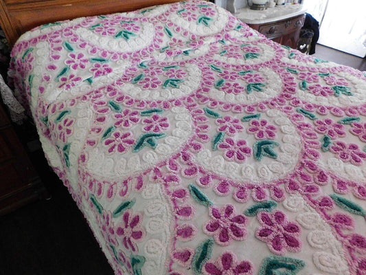 Vintage Floral Chenille Bedspread, Plush Mermaid Scales Scallops, FULL Size