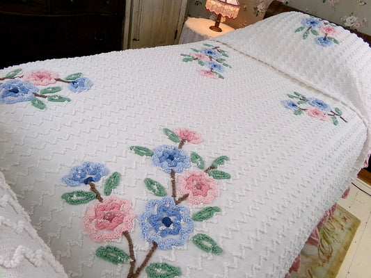 summer vintage chenille bedspread, lightweight white cotton seersucker with flowers & pink ruffle trim, twin size coverlet