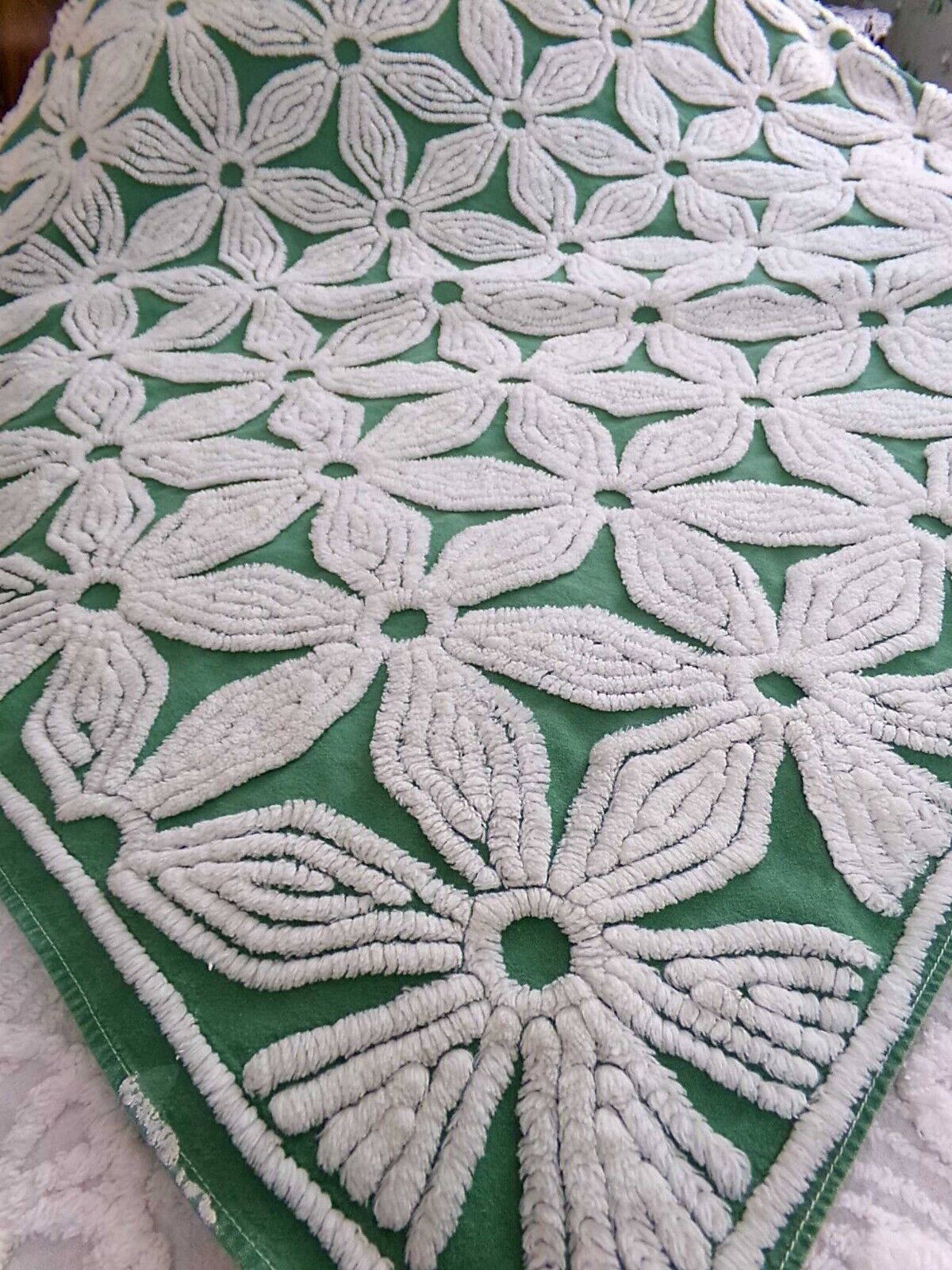Giant White Daisy Vintage Green Chenille Bedspread Plush Tufted Daisies, Full Size