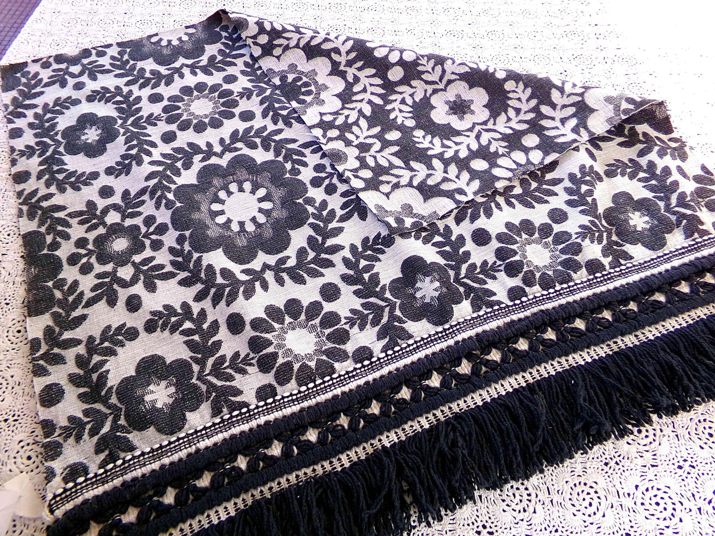 Flower Power MoD DaIsY Vintage Woven Fabric, REVERSIBLE Black & White Hippie Floral, 22" x 18" Piece