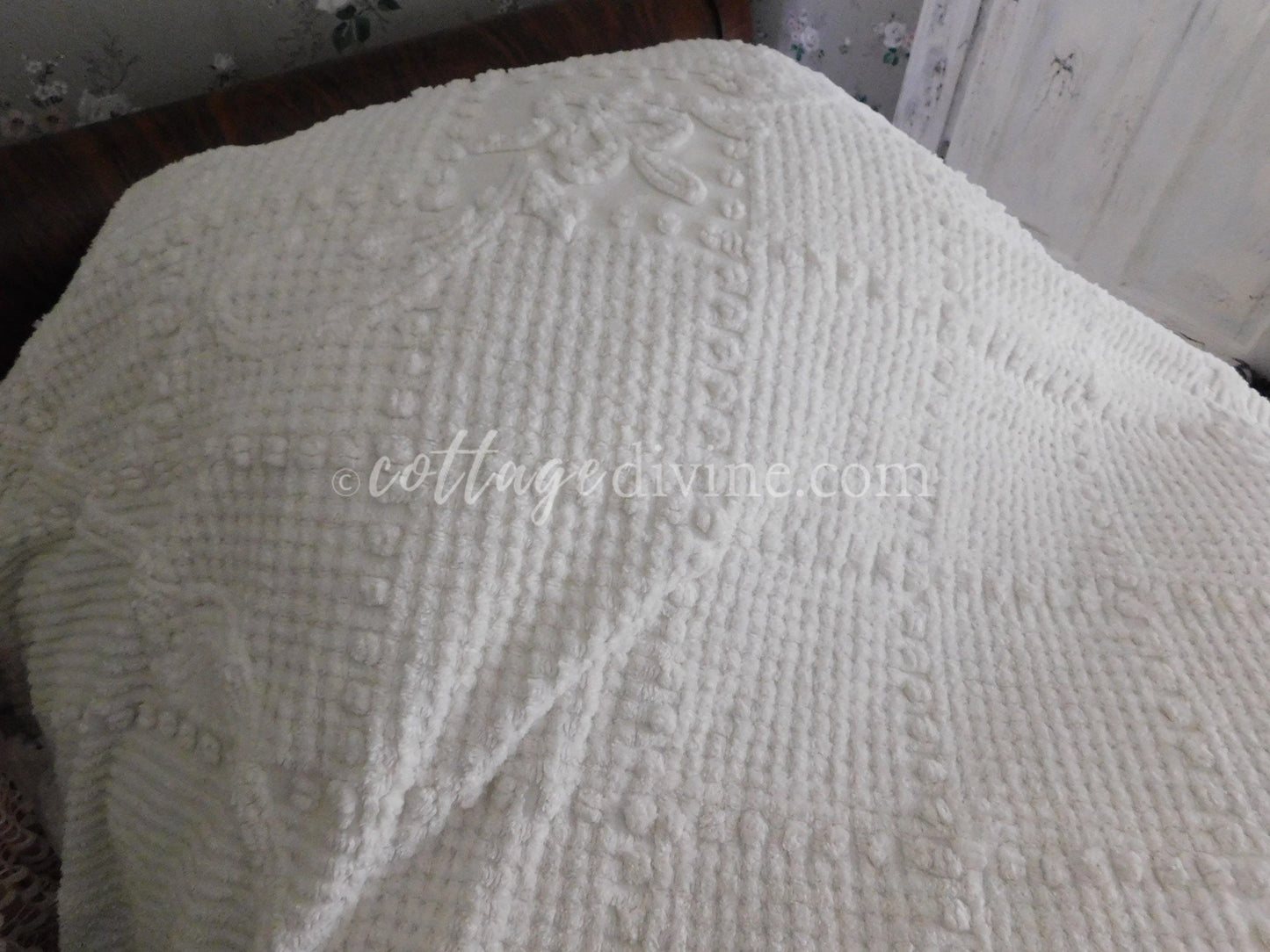 Farmhouse Chic Traditional White Vintage Chenille Bedspread, Twin Coverlet