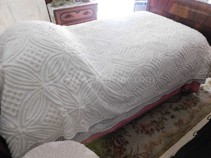 Farmhouse Style Vintage Chenille Bedspread, Classic Plush Creamy White Cotton Wedding Ring Design, Twin Size Spread