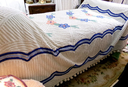 wonderfully plush white chenille bedspread in cozy arched floral design, cute pom pom trim, full size vintage cottage style bedding