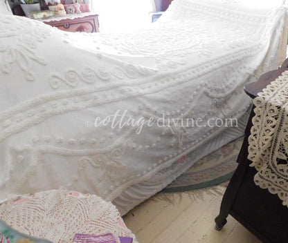 Fabulous Creamy White Satin & Chenille Vintage Bedspread, Twin, Everwear