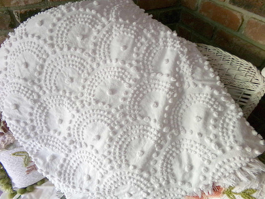 Farmhouse B&B Style Vintage Chenille Bedspread, Antique Handtufted Waterfall Cascade Pops, Full Size White Spread with Fringe