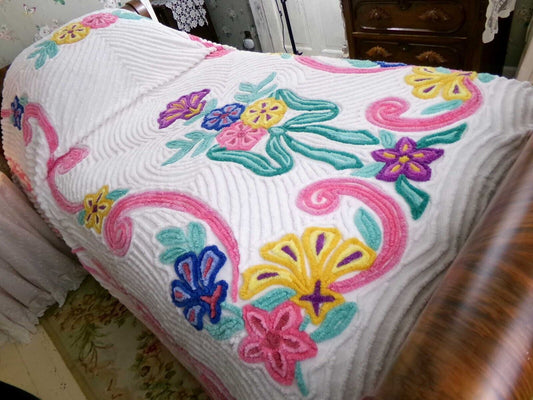 Gorgeous Cottagecore Vintage Chenille Bedspread, Plush Colorful Design, Full Size