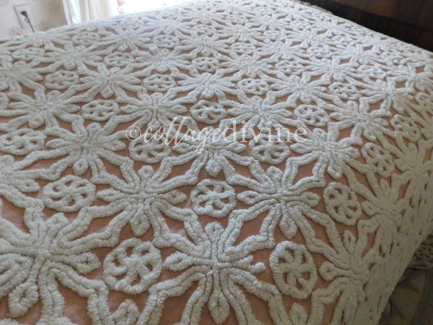 Nostalgic Vintage Chenille Bedspread Pinwheel Rose Snowflake Pattern by Hofmann Textiles, Full Size Bedding