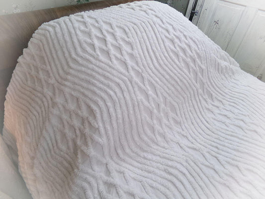 Minimalist White Vintage Chenille Bedspread, Versatile Modern Honeycomb Infinity Pattern Twin Size Cotton Bedding
