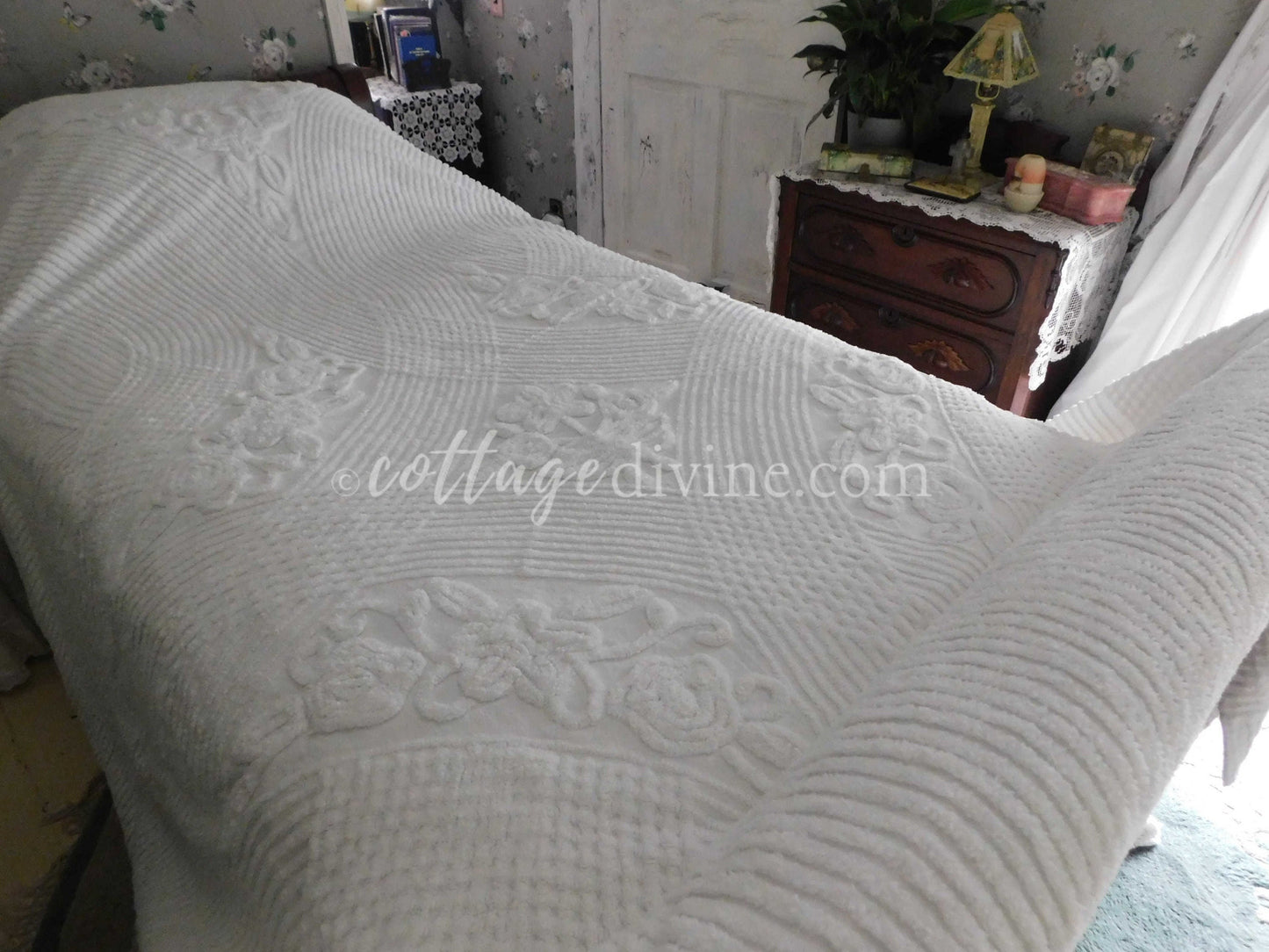 Coastal Seaside Cottage Style 1950s Classic White Vintage Chenille Bedspread, Full Size