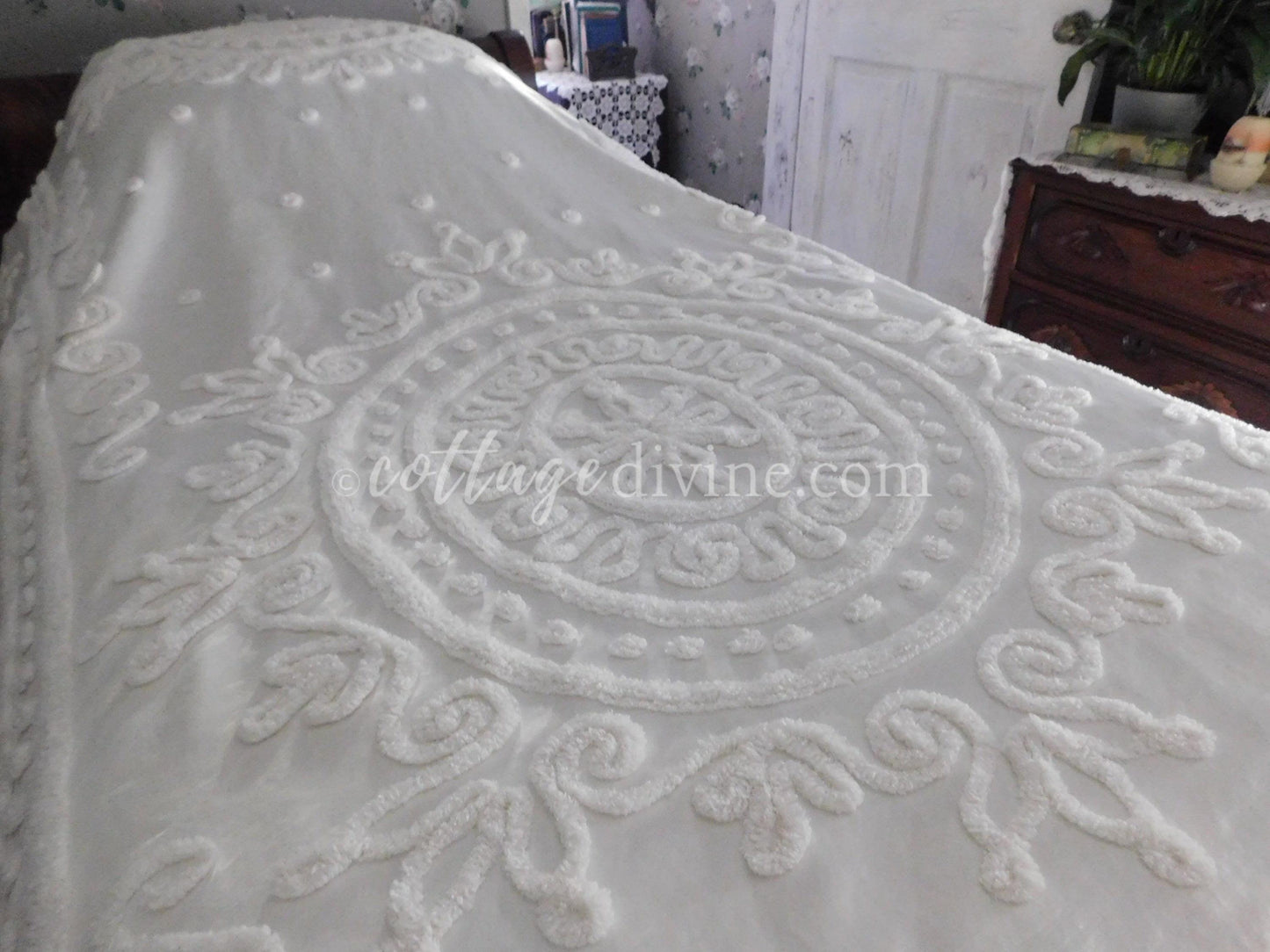 Fabulous Creamy White Satin & Chenille Vintage Bedspread, Twin, Everwear