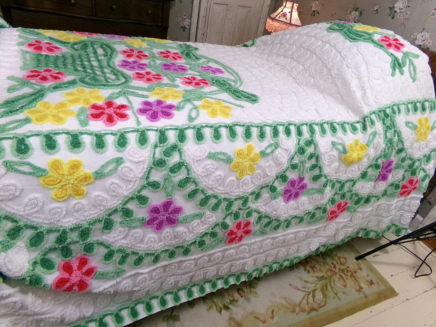vintage green & white chenille bedspread, tumbling flowers in a big basket, midcentury cottage full size summer cotton bedding