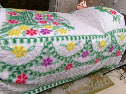 vintage green & white chenille bedspread, tumbling flowers in a big basket, midcentury cottage full size summer cotton bedding